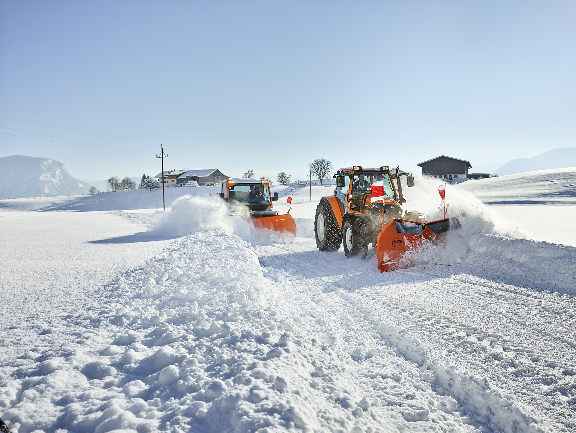 Lindner Traktoren mit Schneepflug 