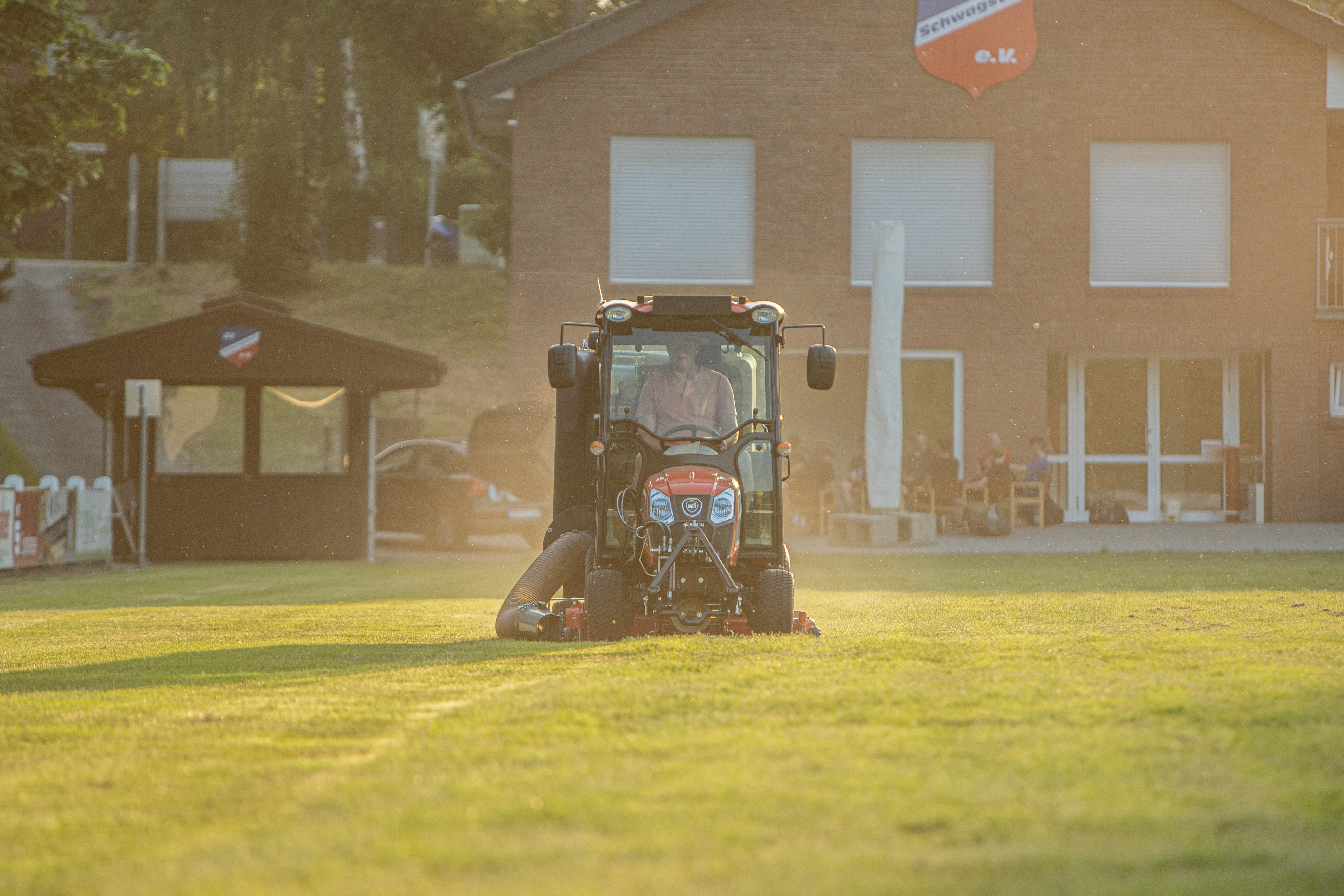 Kioti Traktor mit Mähwerk auf Fußballplatz