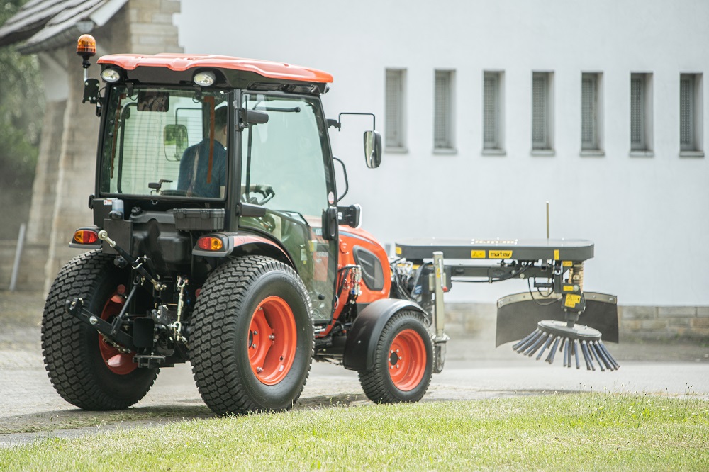 Kioti Traktor mit Kehrmaschine