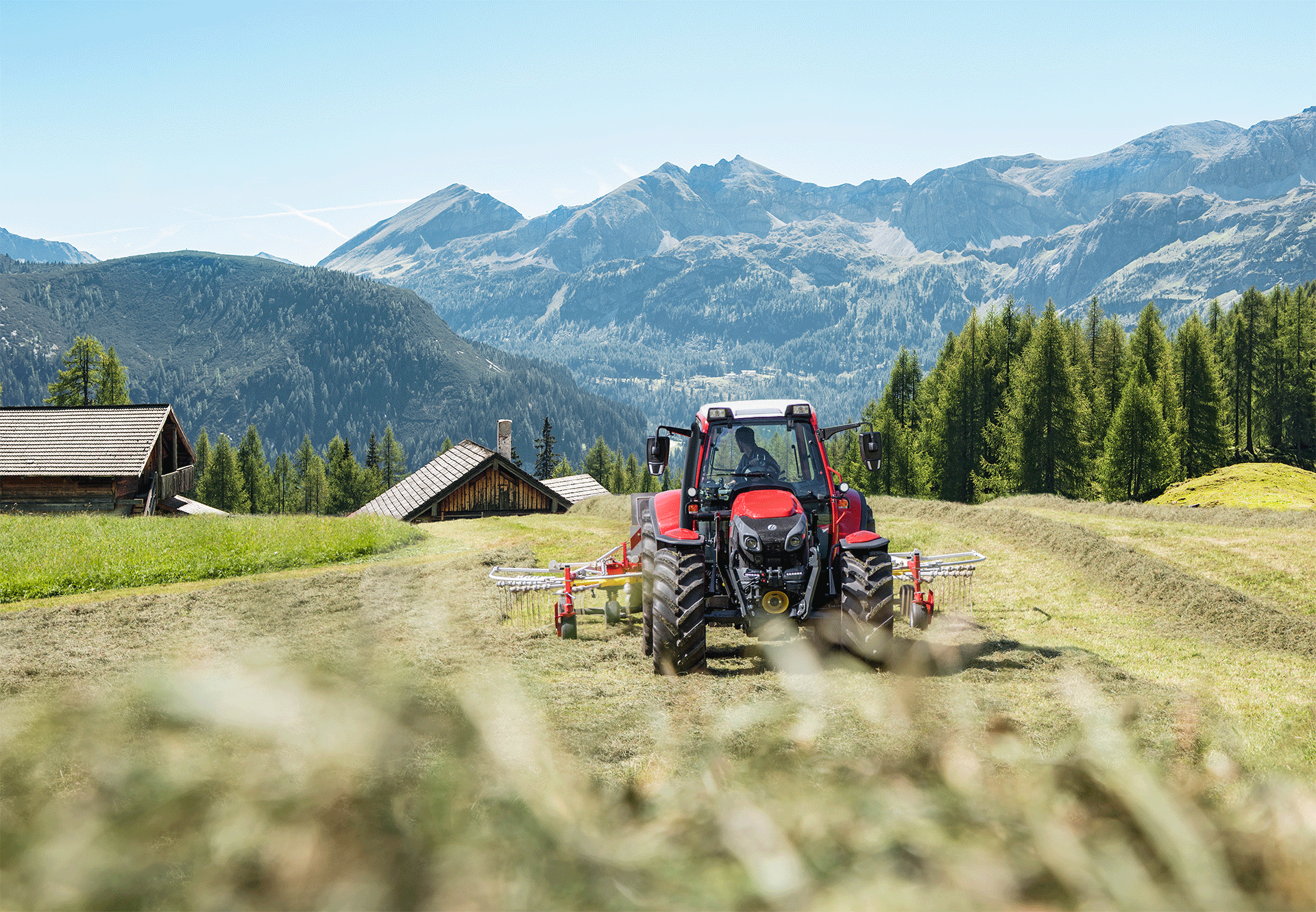 Lindner Traktor mit Kreisler vor Bergpanorama
